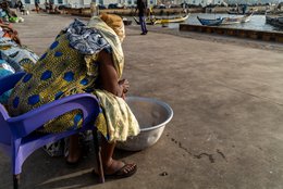 Accra;-Ghana;-Jamestown;-fishing-harbour;-fish-trader;-woman;-wax-print-pagne;-waiting;-basin;-landing;-fish-supply-chain;-Ga-Mashie-community;-womens-role;-daily-life;-Gulf-of-Guinea;-West-Africa;-historic-district;-documentary-photography;-Kaleidos;-Kaleidos-images;-La-parole-à-limage;-Stories-Pictures;-Tarek-Charara